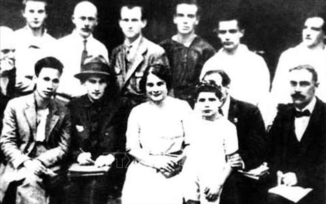 Đồng chí Nguyễn Ái Quốc (người đầu tiên bên trái, hàng ngồi) với một số đại biểu tham dự Đại hội lần thứ 5 Quốc tế cộng sản tại Moskva, từ 17-6 đến 8-7-1924. Ảnh: Tư liệu/TTXVN phát
