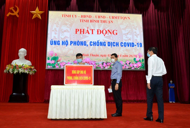 Lãnh đạo tỉnh Bình Thuận ủng hộ phòng, chống dịch Covid-19.