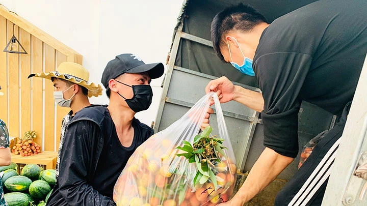 “Đội bốc vác 0 đồng” hỗ trợ tiêu thụ vải Bắc Giang tại Hà Nội.