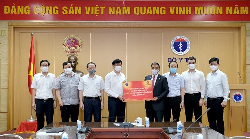 Bộ trưởng Nguyễn Thanh Long tiếp nhận máy xét nghiệm Covid-19 qua hơi thở từ Tập đoàn Vingroup. 