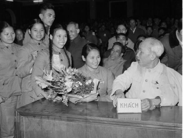 Chủ tịch Hồ Chí Minh nói chuyện thân mật với đại biểu Thanh niên xung phong dự Đại hội Thanh niên xung phong chống Mỹ cứu nước toàn miền Bắc (tháng 1/1967). Ảnh tư liệu: TTXVN