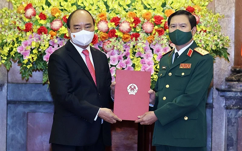 Chủ tịch nước Nguyễn Xuân Phúc trao Quyết định cho Thượng tướng Nguyễn Tân Cương. Ảnh: THỐNG NHẤT (TTXVN)