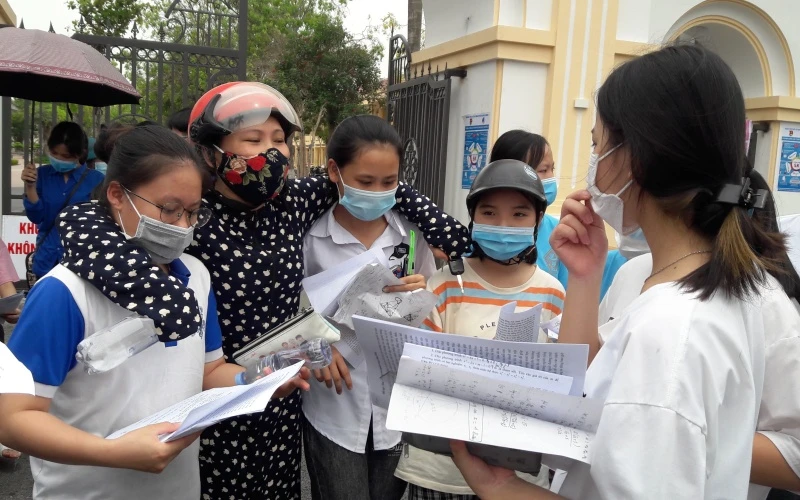 Giáo viên động viên thí sinh tại địa điểm thi THPT Quảng Xương 1, tỉnh Thanh Hóa.
