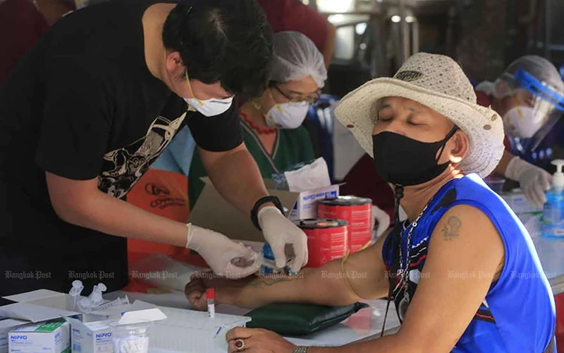 Nhân viên y tế lấy mẫu xét nghiệm cho một người dân ở thủ đô Bangkok. (Ảnh: Bưu điện Bangkok)