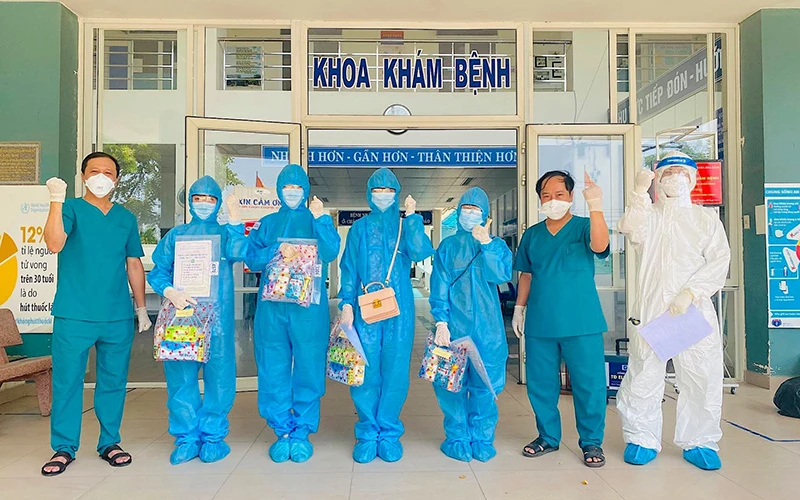 Bốn bệnh nhân được điều trị khỏi Covid-19 và xuất viện tại Trung tâm y tế huyện Hòa Vang sáng 5-6.