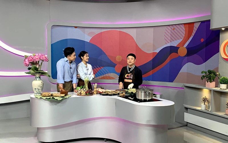 Ông Nguyễn Thường Quân tham gia tư vấn trực tiếp một chương trình ẩm thực trên truyền hình. 
