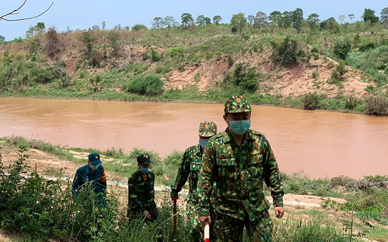 Ðại úy Lê Thừa Văn (đi đầu) cùng đồng đội tuần tra biên giới. 