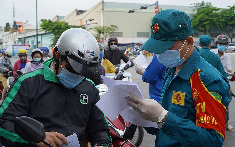 Nhờ linh hoạt trong kiểm tra giấy tờ và phân luồng giao thông hợp lý, từ sáng 2-6, tình trạng ùn ứ ở 10 trạm kiểm soát cửa ngõ quận Gò Vấp, TP Hồ Chí Minh đã được giải quyết.