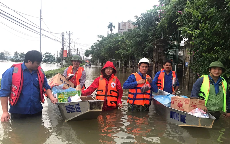 Ðoàn cứu trợ vận chuyển lương thực, thực phẩm đến người dân huyện Hương Khê (Hà Tĩnh), chịu ảnh hưởng của đợt mưa lũ cuối tháng 10-2020. Ảnh: Ngọc Châu 
