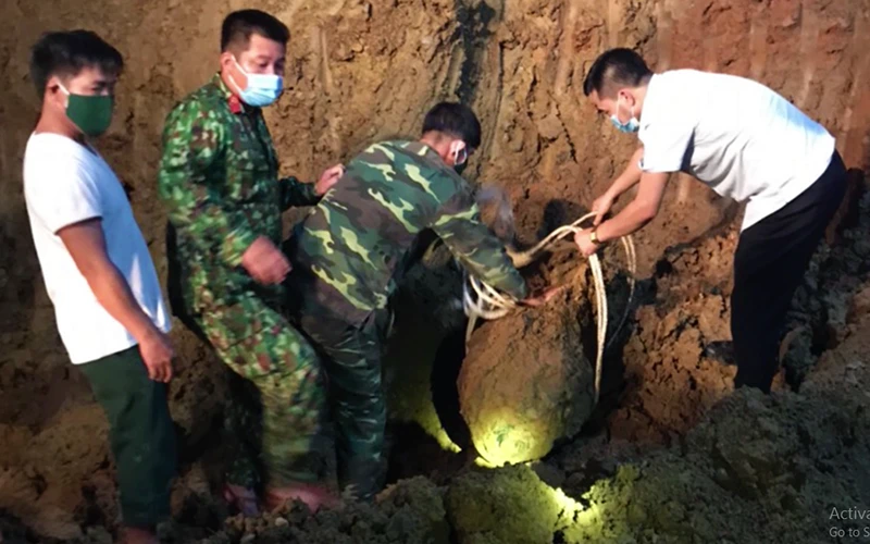 Lực lượng công binh Quảng Bình di dời an toàn quả bom ra khỏi khu vực thi công đường sắt tại huyện Tuyên Hóa.