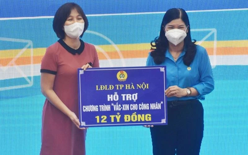 LĐLĐ TP Hà Nội trao 12 tỷ đồng tới Quỹ vaccine cho công nhân