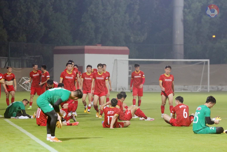 Thời tiết oi bức với độ ẩm cao tại UAE là một thử thách không nhỏ đối với các cầu thủ ĐT Việt Nam. (Ảnh: VFF)
