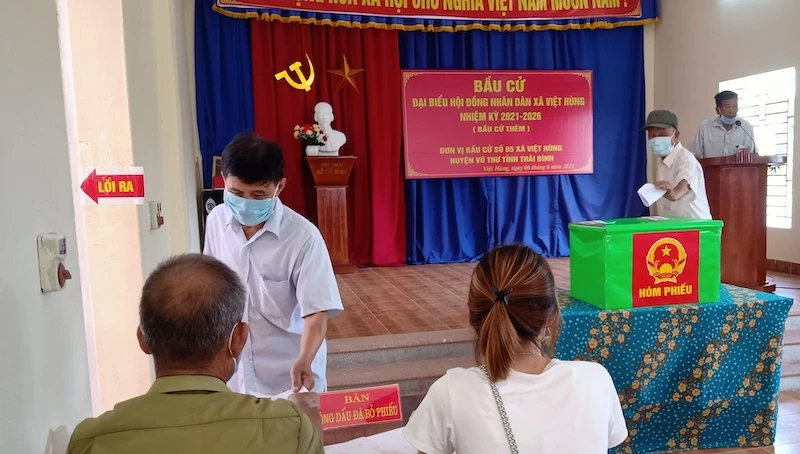 Bầu cử thêm đại biểu HĐND xã tại đơn bị bầu cử số 5, thôn Mỹ Lộc 3, xã Việt Hùng, huyện Vũ Thư (tỉnh Thái Bình) ngày 6-6
