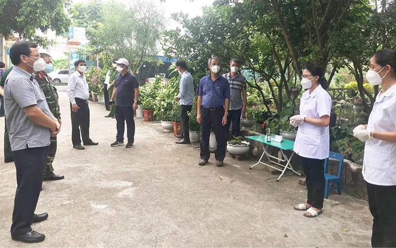  Tổ giám sát cách ly, Bộ phận thường trực đặc biệt Bộ Y tế và lãnh đạo tỉnh Bắc Giang kiểm tra việc điều chỉnh cách ly với trẻ em dưới 15 tuổi.