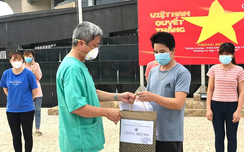 Thứ trưởng Y tế Nguyễn Trường Sơn tặng quà cho các bệnh nhân được xuất viện.
