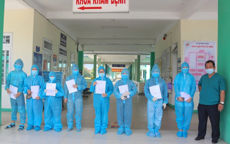 Tám bệnh nhân tại Bệnh viện Phổi Đà Nẵng ra viện sáng 6-6.
