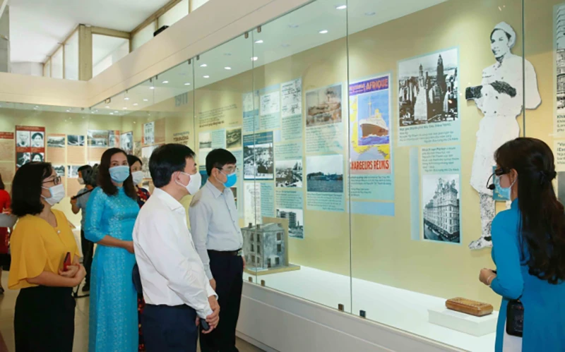 Các đại biểu tham quan trưng bày chuyên đề "Người đi tìm hình của nước" tại Bảo tàng Hồ Chí Minh.