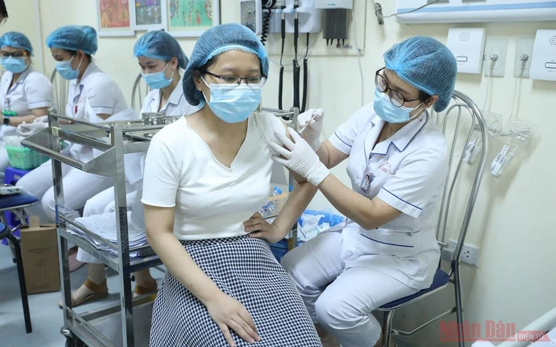 Tiêm vaccine Covid-19 tại Bệnh viện E Hà Nội. Ảnh: ĐĂNG ANH
