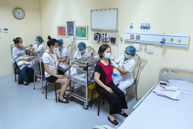 Tiêm vaccine tại Bệnh viện E, Hà Nội. Ảnh: DUY LINH