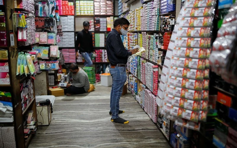Dọn dẹp cửa hàng tại New Delhi để đón khách sau một thời gian đóng cửa do dịch bệnh. (Ảnh: Reuters) 