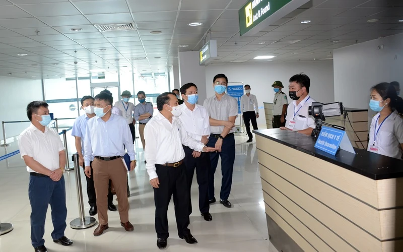 Ban chỉ đạo phòng, chống dịch Covid-19 tỉnh Nghệ An kiểm tra công tác phòng chống dịch tại sân bay Vinh.