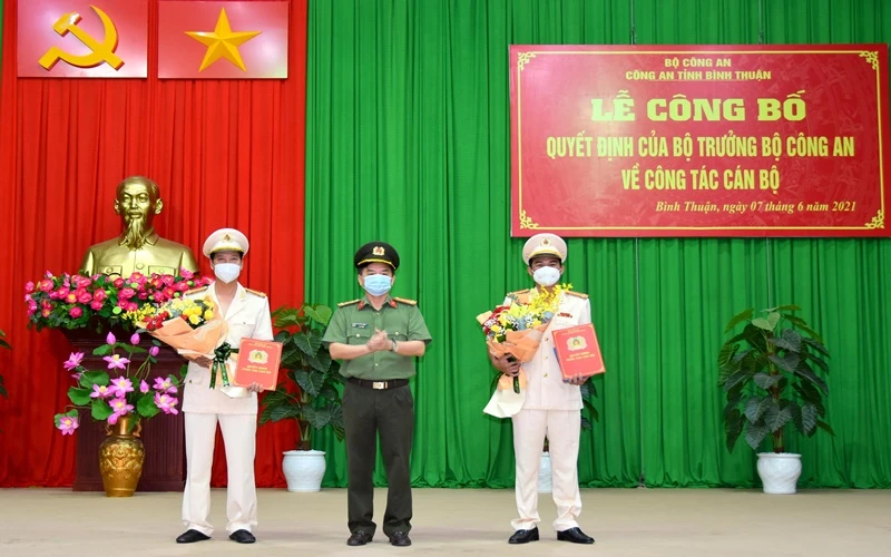 Đại tá Trần Văn Toản (giữa) trao Quyết định điều động và bổ nhiệm của Bộ trưởng Công an cho Đại tá Phạm Duy Hoàng (bên phải ảnh) và Đại tá Lê Thanh Hùng (bên trái ảnh).