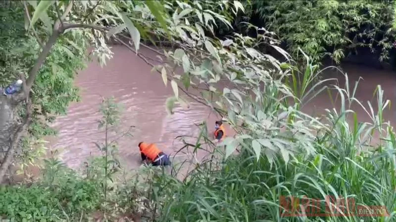 Hai học sinh đuối nước khi rơi xuống sông Buông