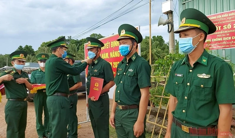 Bộ đội Biên phòng Kiên Giang trao quân hàm sĩ quan tại các chốt phòng, chống dịch Covid-19