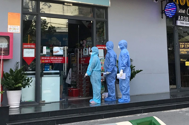 Lực lượng chức năng truy vết liên quan đến một ca bệnh ở chung cư trên địa bàn TP Thuận An, tỉnh Bình Dương.