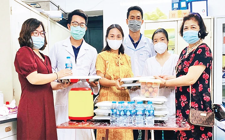 Bữa cơm ấm tình của chị em Hội Phụ nữ quận Ba Đình chuẩn bị để cung cấp cho các bác sĩ, nhân viên y tế làm công tác chống dịch Covid-19.