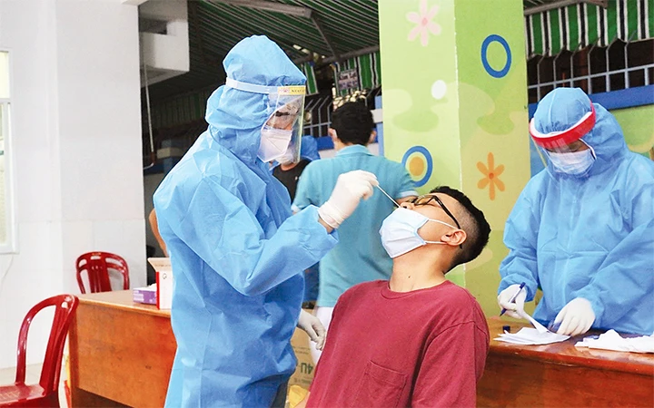 Nhân viên y tế lấy mẫu xét nghiệm Covid-19 trên địa bàn quận Tân Bình.
