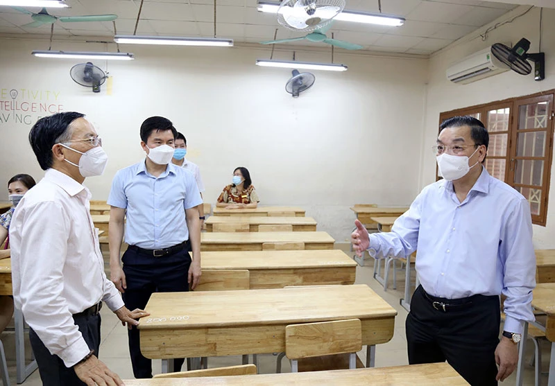 Đồng chí Chu Ngọc Anh kiểm tra công tác phòng, chống dịch Covid-19 và công tác tổ chức kỳ thi vào lớp 10 tại Trường THPT Kim Liên, quận Đống Đa, Hà Nội.