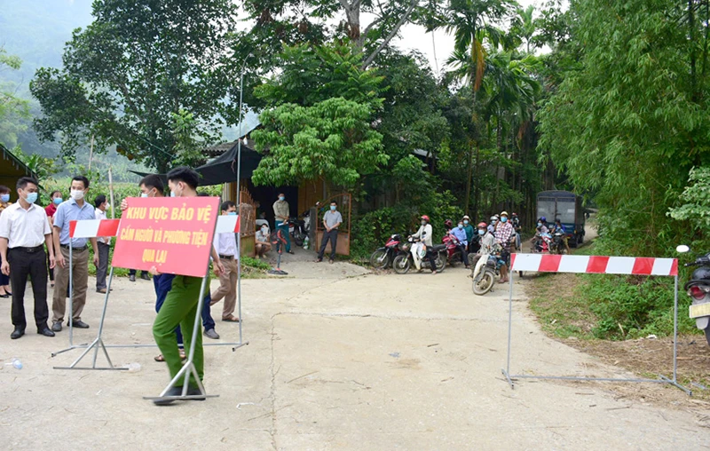 Lực lượng chức năng dỡ khoanh vùng cách ly tại thôn Khuôn Khoai, xã Yên Nguyên, huyện Chiêm Hóa, tỉnh Tuyên Quang.