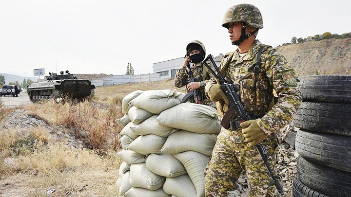 Một chốt quân sự của Kyrgyzstan tại biên giới với Tajikistan. Ảnh: AP