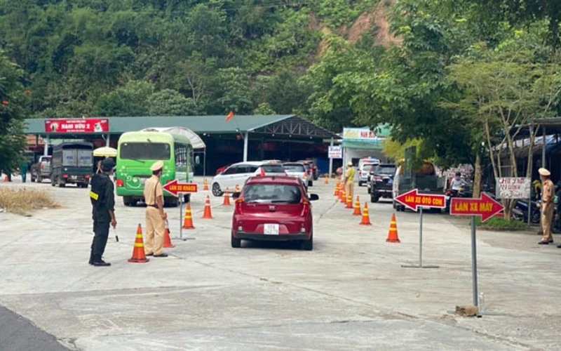 Lực lượng chức năng hướng dẫn phương tiện khai báo y tế tại chốt phòng, chống dịch trên quốc lộ 20, địa bàn huyện Đạ Huoai, tỉnh Lâm Đồng.