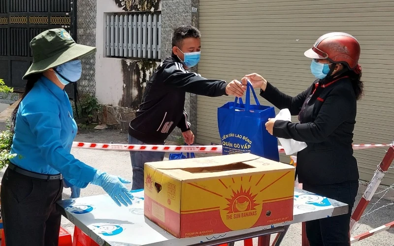 Liên đoàn Lao động quận Gò Vấp động viên và trao quà cho người lao động sinh sống tại phường 14, quận Gò Vấp đang thực hiện cách ly xã hội theo quy định của thành phố do nằm trong vùng dịch.