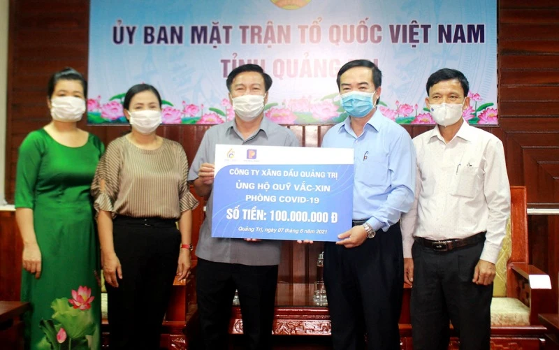 Các doanh nghiệp ở Quảng Trị hưởng ứng lời kêu gọi ủng hộ nguồn lực phòng, chống Covid-19. 