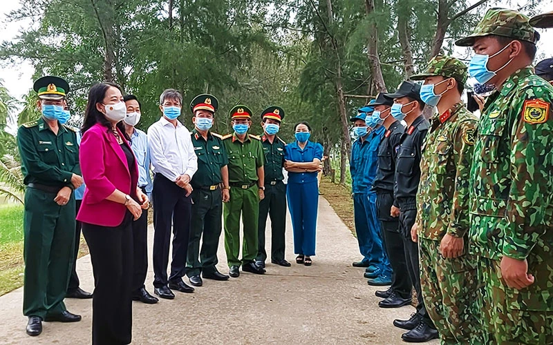 Phó Chủ tịch nước Võ Thị Ánh Xuân thăm hỏi lực lượng chống dịch tuyến biên giới Hà Tiên.