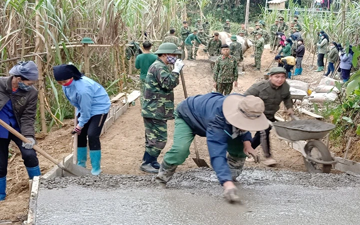 Cán bộ, chiến sĩ Bộ Chỉ huy quân sự tỉnh Bắc Kạn giúp người dân xã Xuân Lạc, huyện Chợ Đồn (Bắc Kạn) làm đường nông thôn mới. 