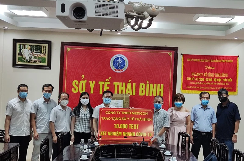 Công ty TNHH Medicon trao tặng Sở Y tế tỉnh Thái Bình vật phẩm y tế trị giá 1 tỷ 350 triệu đồng để hỗ trợ công tác phòng, chống dịch.