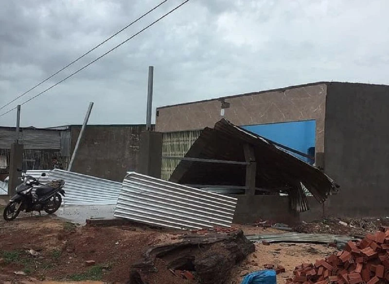 Mưa lớn kèm lốc xoáy làm hư hại nhiều nhà dân ở xã Cư Kbang.