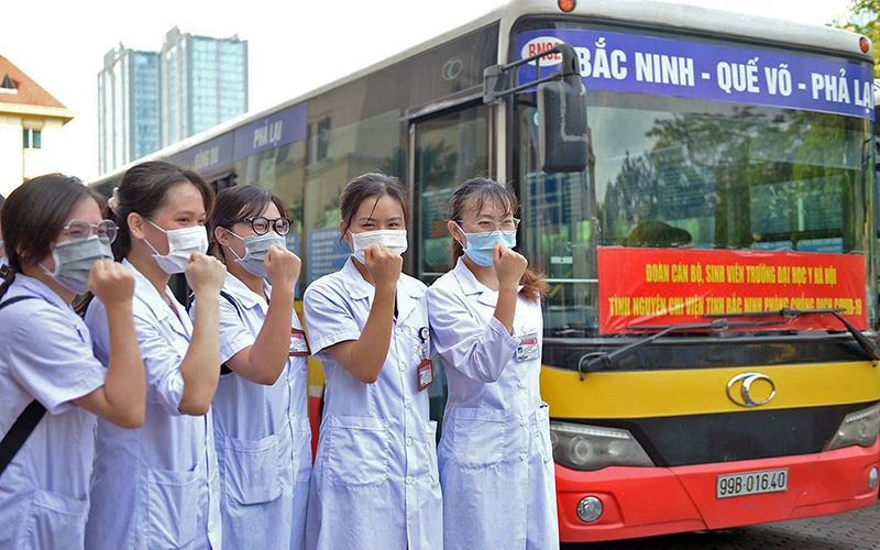 Sinh viên Trường đại học Y Hà Nội tình nguyện lên đường hỗ trợ tỉnh Bắc Ninh phòng, chống và dập dịch. 