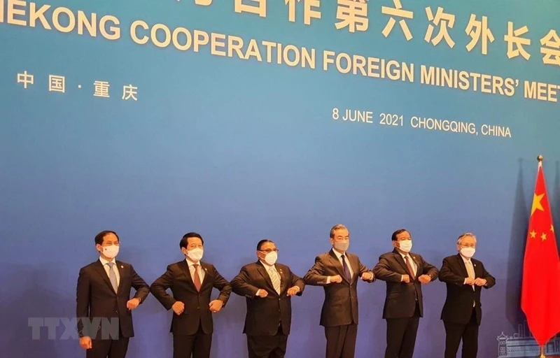 Bộ trưởng Ngoại giao Bùi Thanh Sơn (ngoài cùng bên trái) chụp ảnh chung cùng với Bộ trưởng ngoại giao các nước tham dự Hội nghị Bộ trưởng Mekong - Lan Thương lần thứ 6. (Ảnh: TTXVN)