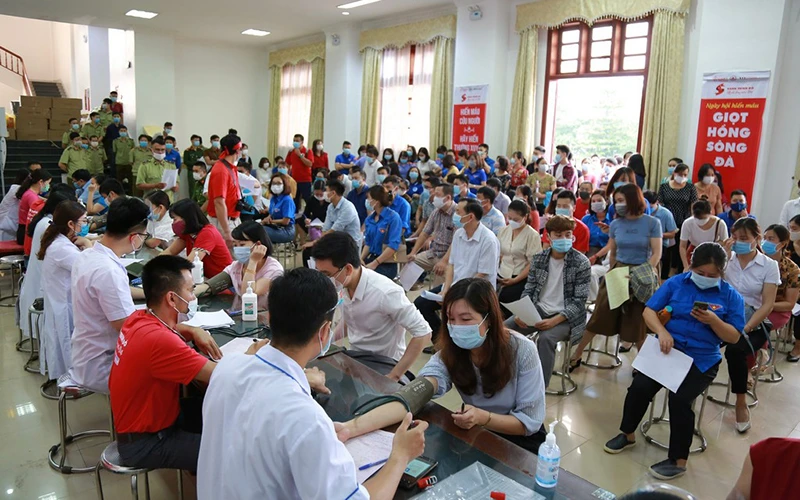 Người dân tỉnh Lai Châu nô nức tham gia hiến máu tại Hành trình Đỏ 2021.