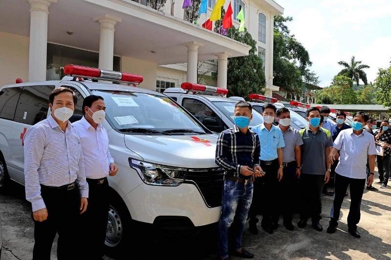 Đại diện lãnh đạo tỉnh Hòa Bình và  Ủy ban Mặt trận Tổ quốc Việt Nam tỉnh (trái) trao tặng xe cứu thương cho các trung tâm y tế huyện.