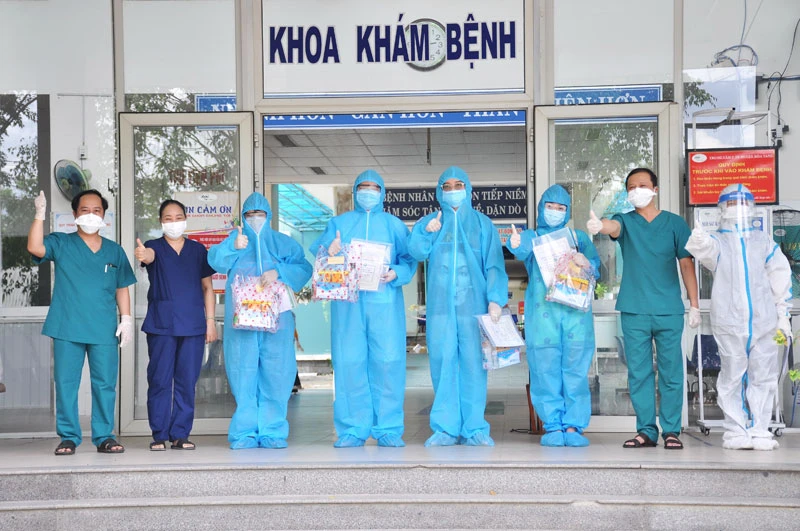 Bốn bệnh nhân xuất viện tại Trung tâm y tế huyện Hòa Vang, chiều 9-6.