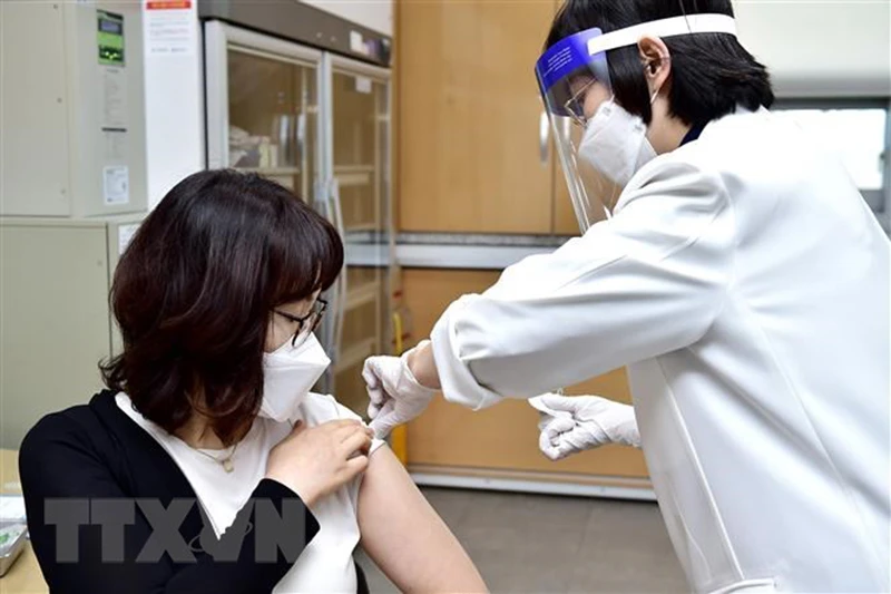 Một nhân viên y tế được tiêm vaccine ngừa Covid-19 tại Jecheon, tỉnh Bắc Chungcheong, Hàn Quốc ngày 26-2-2021. (Nguồn: Yonhap/TTXVN)