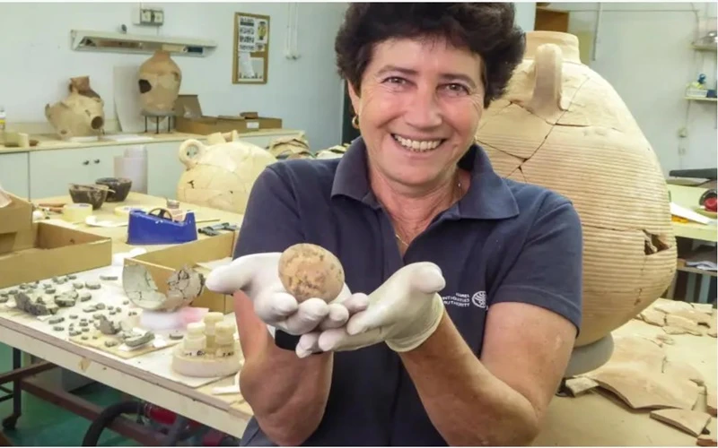 Nhà khảo cổ Alla Nagorsky nâng quả trứng gà 1.000 năm tuổi. (Ảnh: IAA)