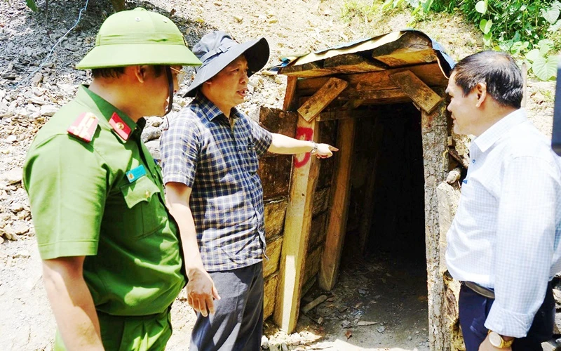 Đoàn công tác của tỉnh kiểm tra, lên phương án phá hầm vàng trái phép tại Vườn quốc gia Sông Thanh.