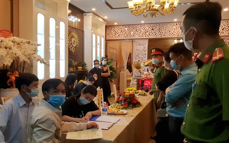 Lực lượng chức năng xử lý vụ việc tại cơ sở Minh Châu Asian Luxury 